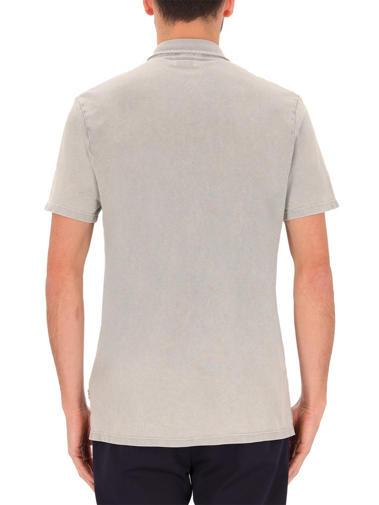 Polo a maniche corte in tessuto piquet con colletto a costine. Lavaggio marmorizzato effetto invecchiato con effetti di ricamo "hand made" e stampa "fiori" nel sottosmalto. Chiusura polo con asole e bottoni in diversi materiali.